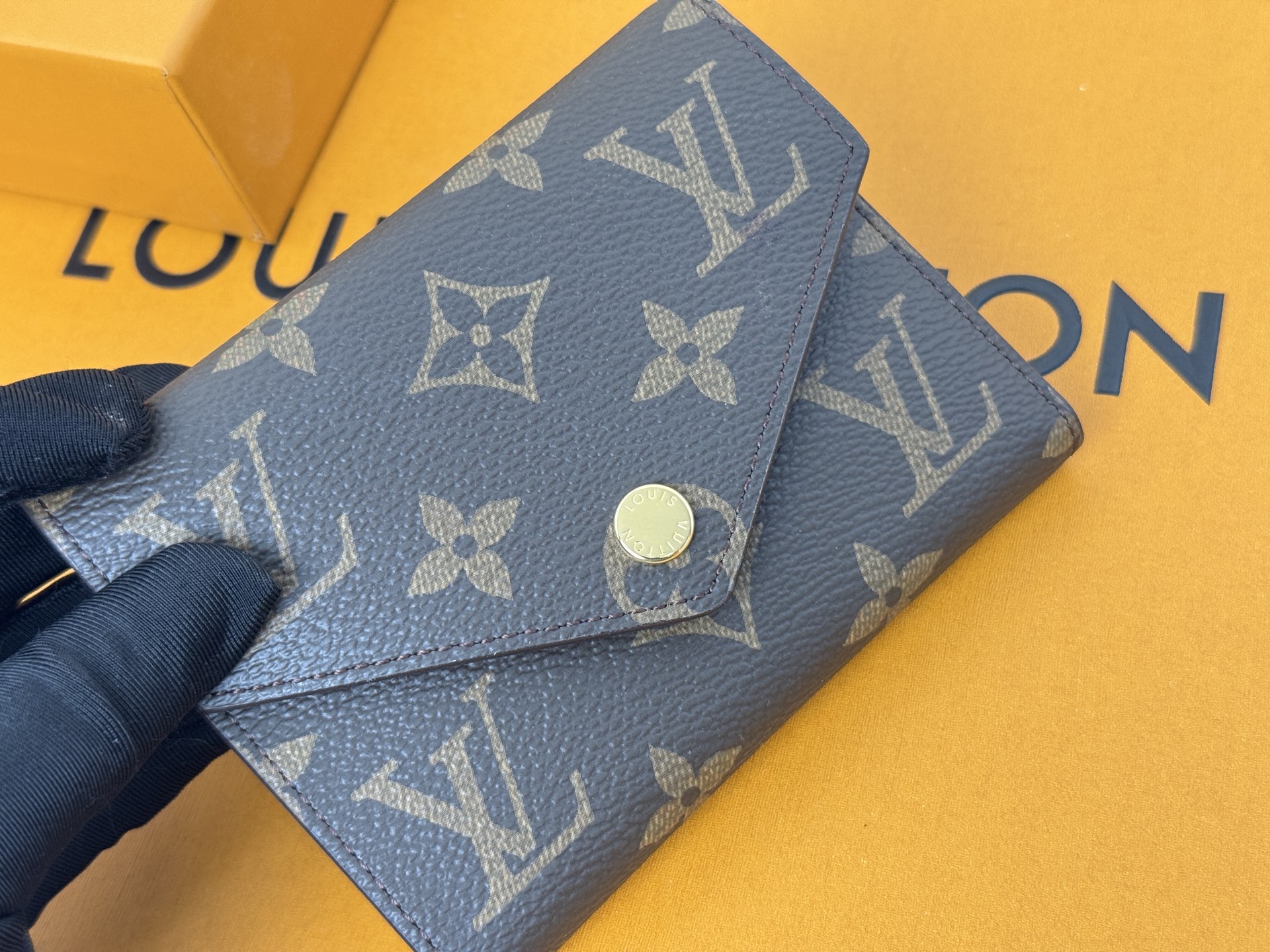 Louis Vuitton 独家背景 M41938 紫红 金扣 尺寸: 12 x 9 5 x 2