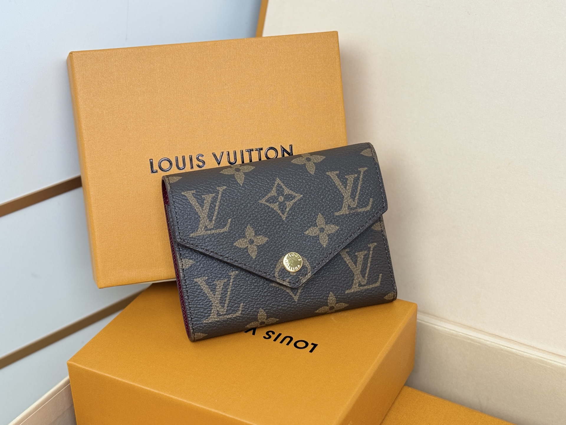 Louis Vuitton 独家背景 M41938 紫红 金扣 尺寸: 12 x 9 5 x 2