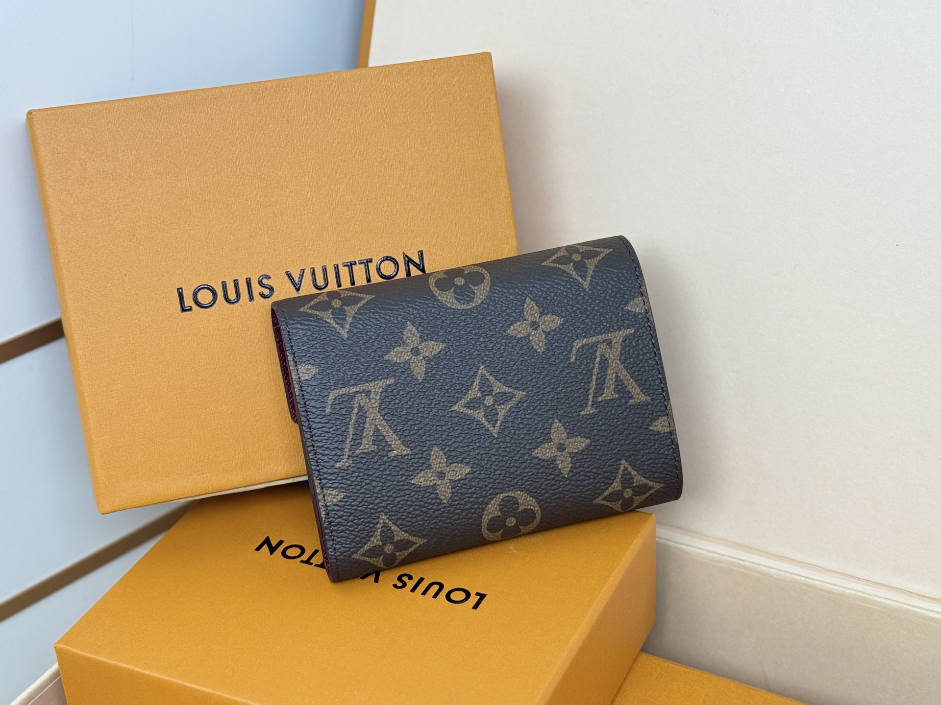 Louis Vuitton 独家背景 M41938 紫红 金扣 尺寸: 12 x 9 5 x 2
