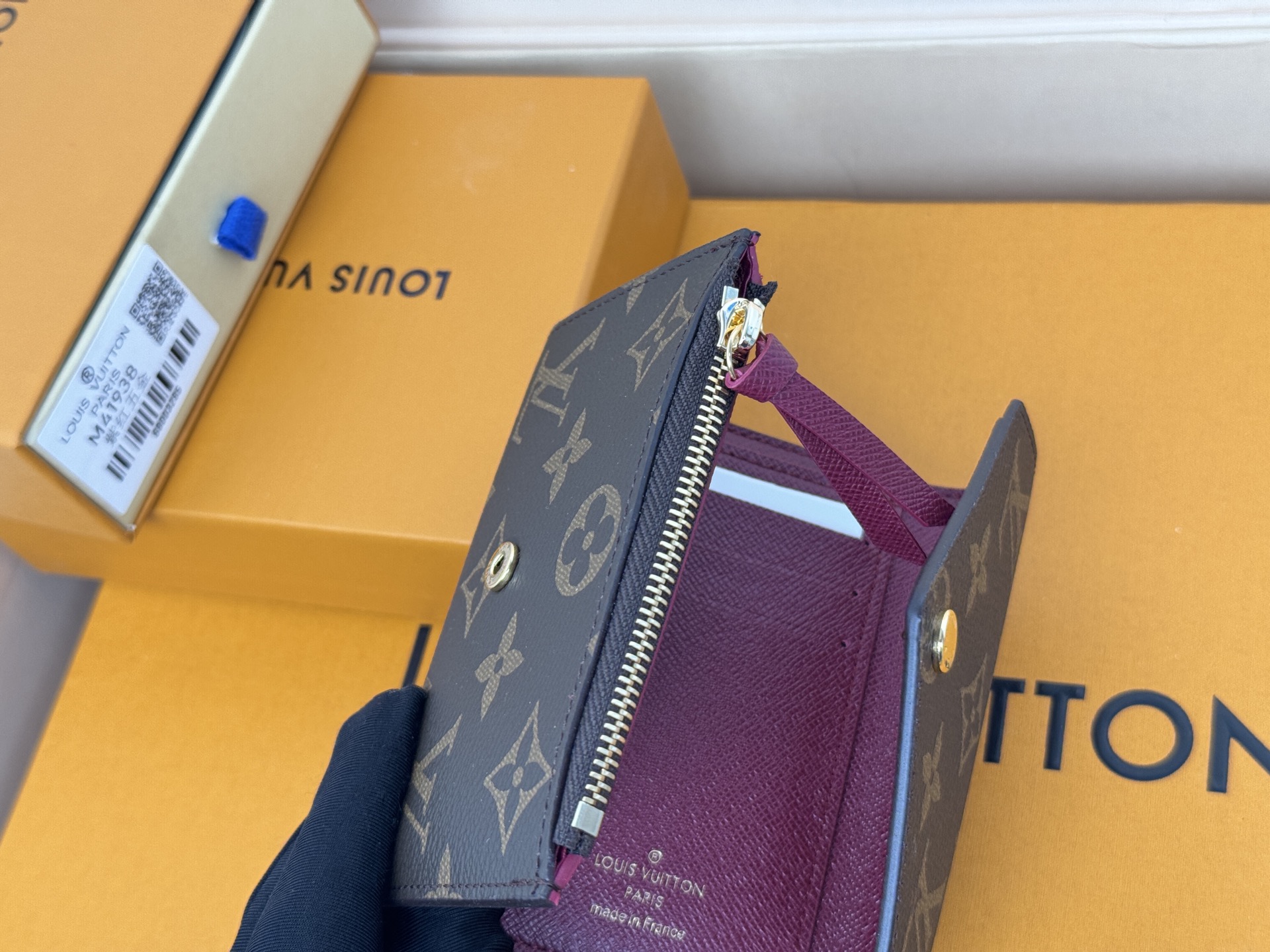 Louis Vuitton 独家背景 M41938 紫红 金扣 尺寸: 12 x 9 5 x 2
