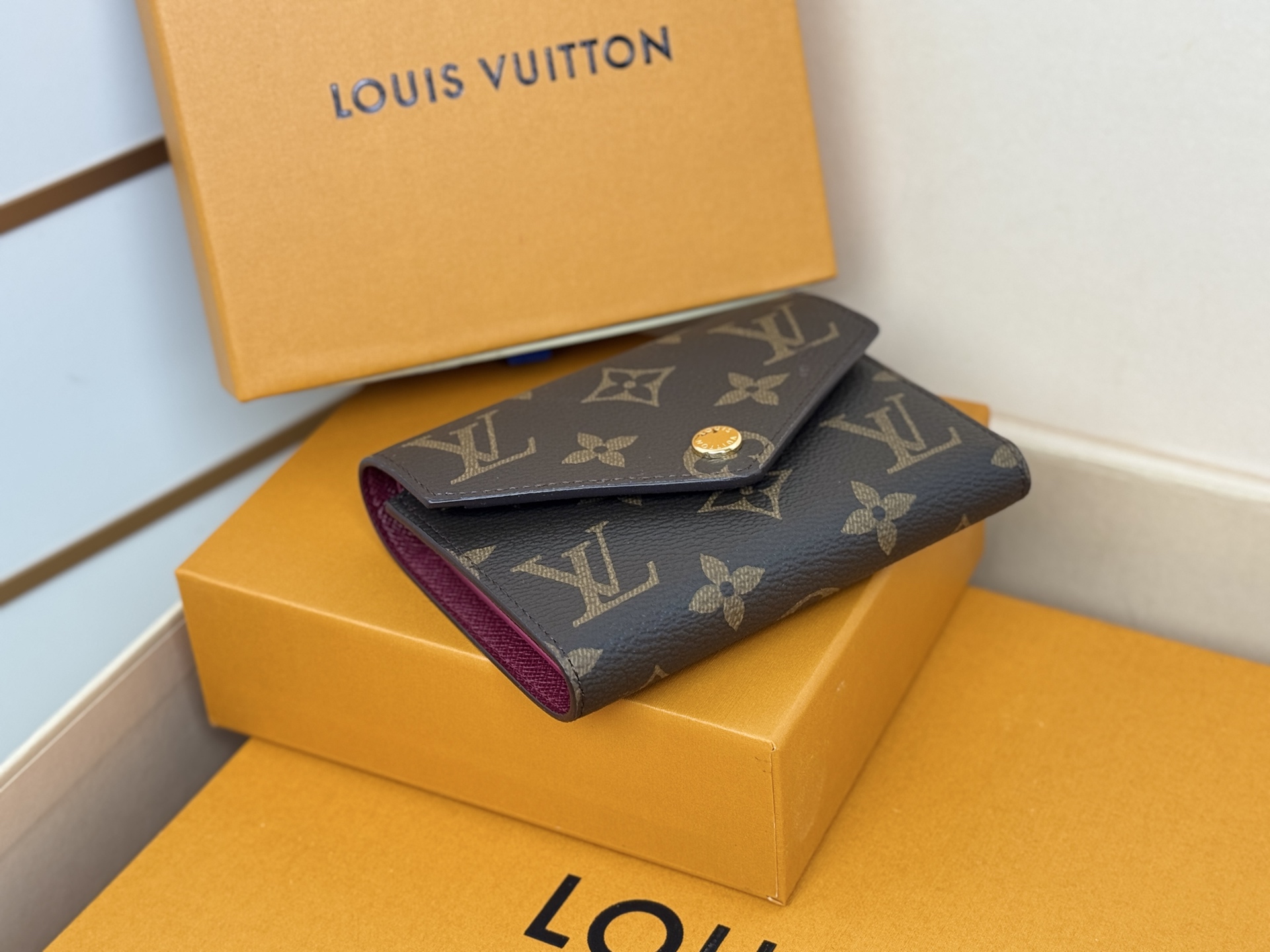 Louis Vuitton 独家背景 M41938 紫红 金扣 尺寸: 12 x 9 5 x 2