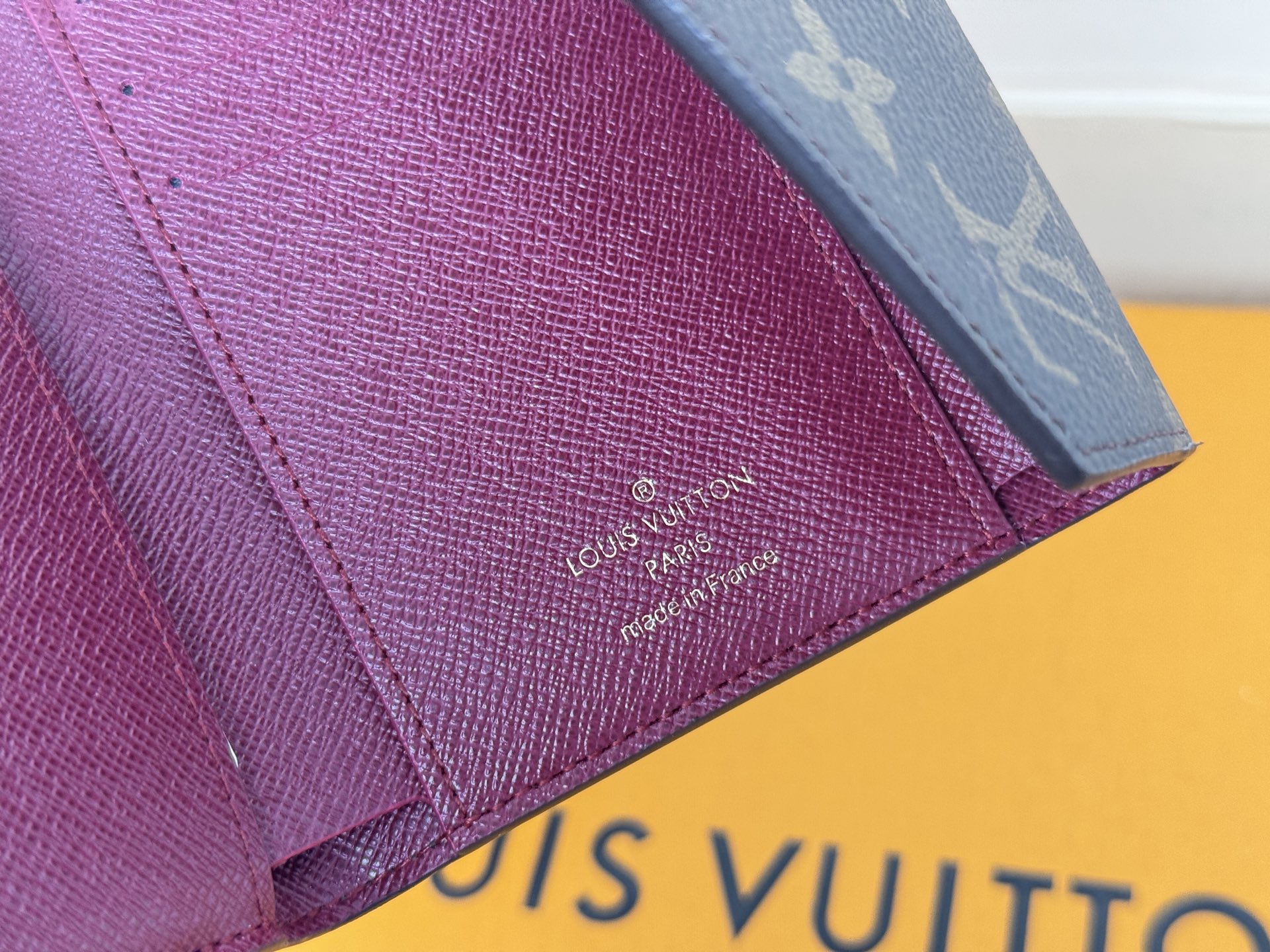 Louis Vuitton 独家背景 M41938 紫红 金扣 尺寸: 12 x 9 5 x 2