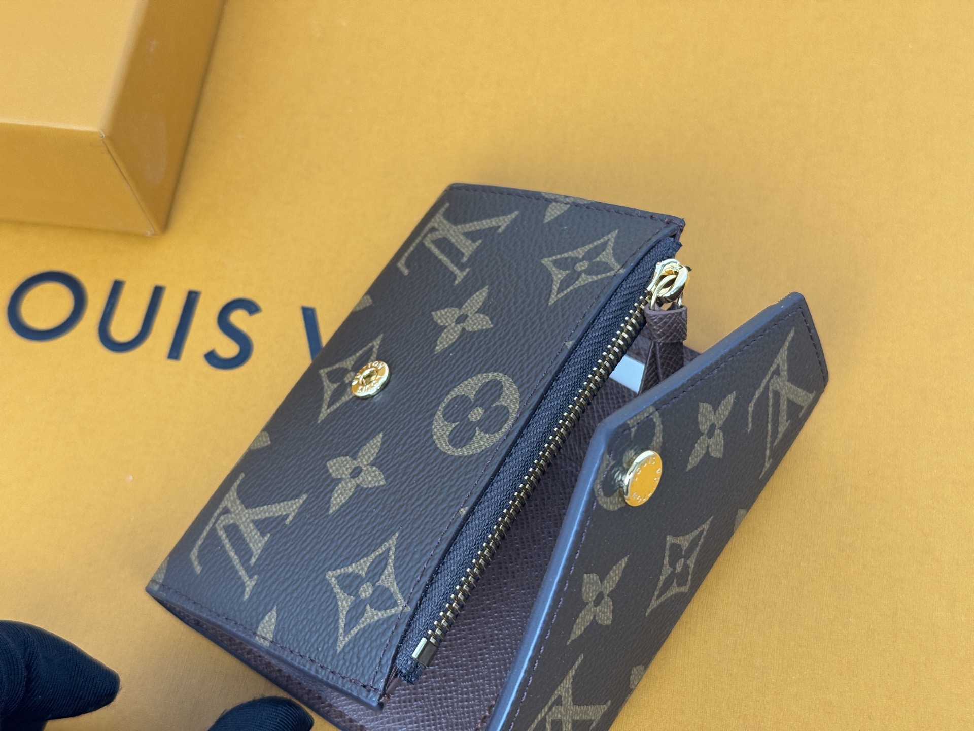 Louis Vuitton 独家背景 M62472老花棕金扣 尺寸: 12 x 9 5 x 2