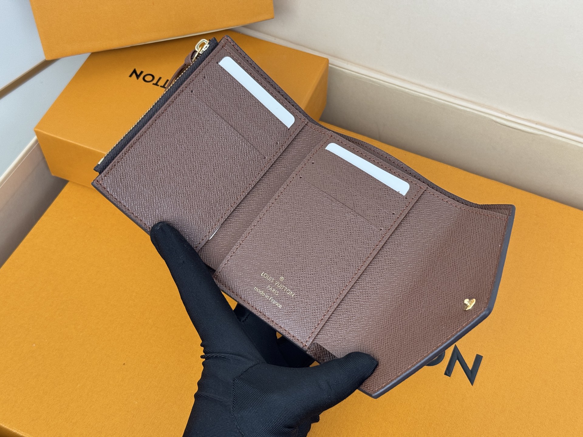 Louis Vuitton 独家背景 M62472老花棕金扣 尺寸: 12 x 9 5 x 2