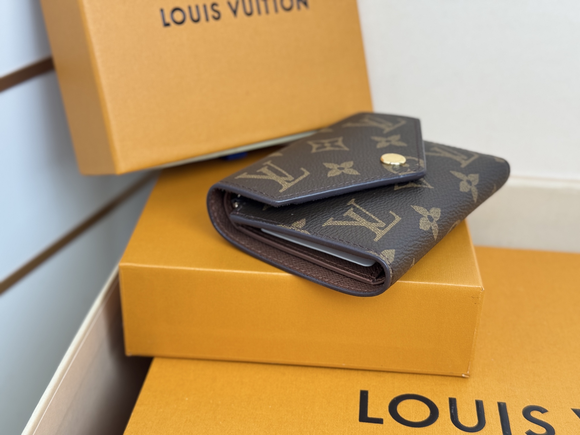 Louis Vuitton 独家背景 M62472老花棕金扣 尺寸: 12 x 9 5 x 2
