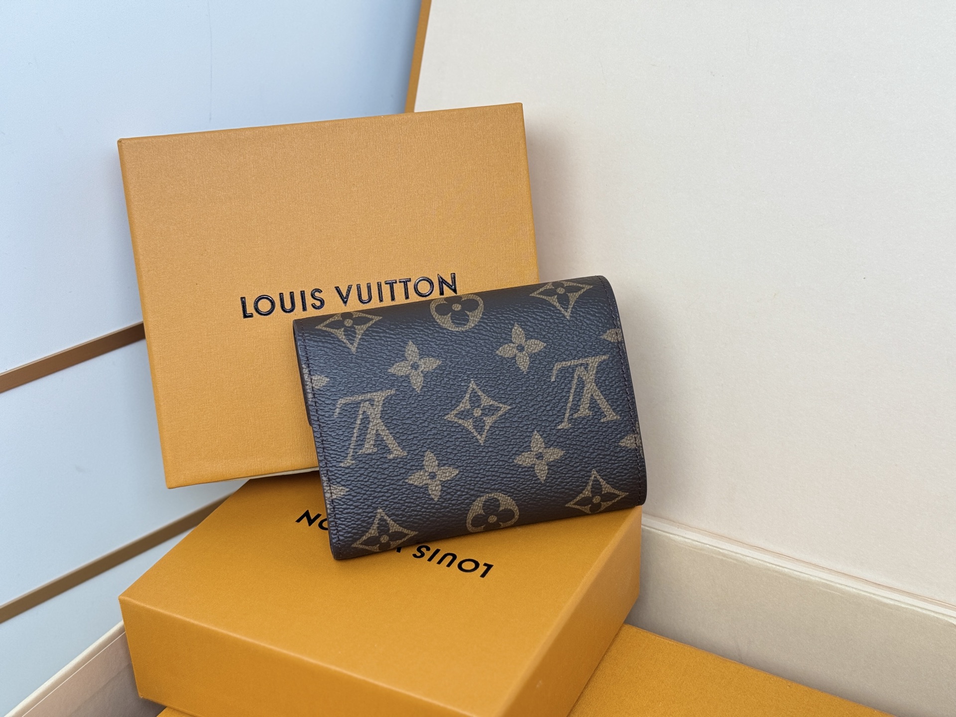 Louis Vuitton 独家背景 M62472老花棕金扣 尺寸: 12 x 9 5 x 2