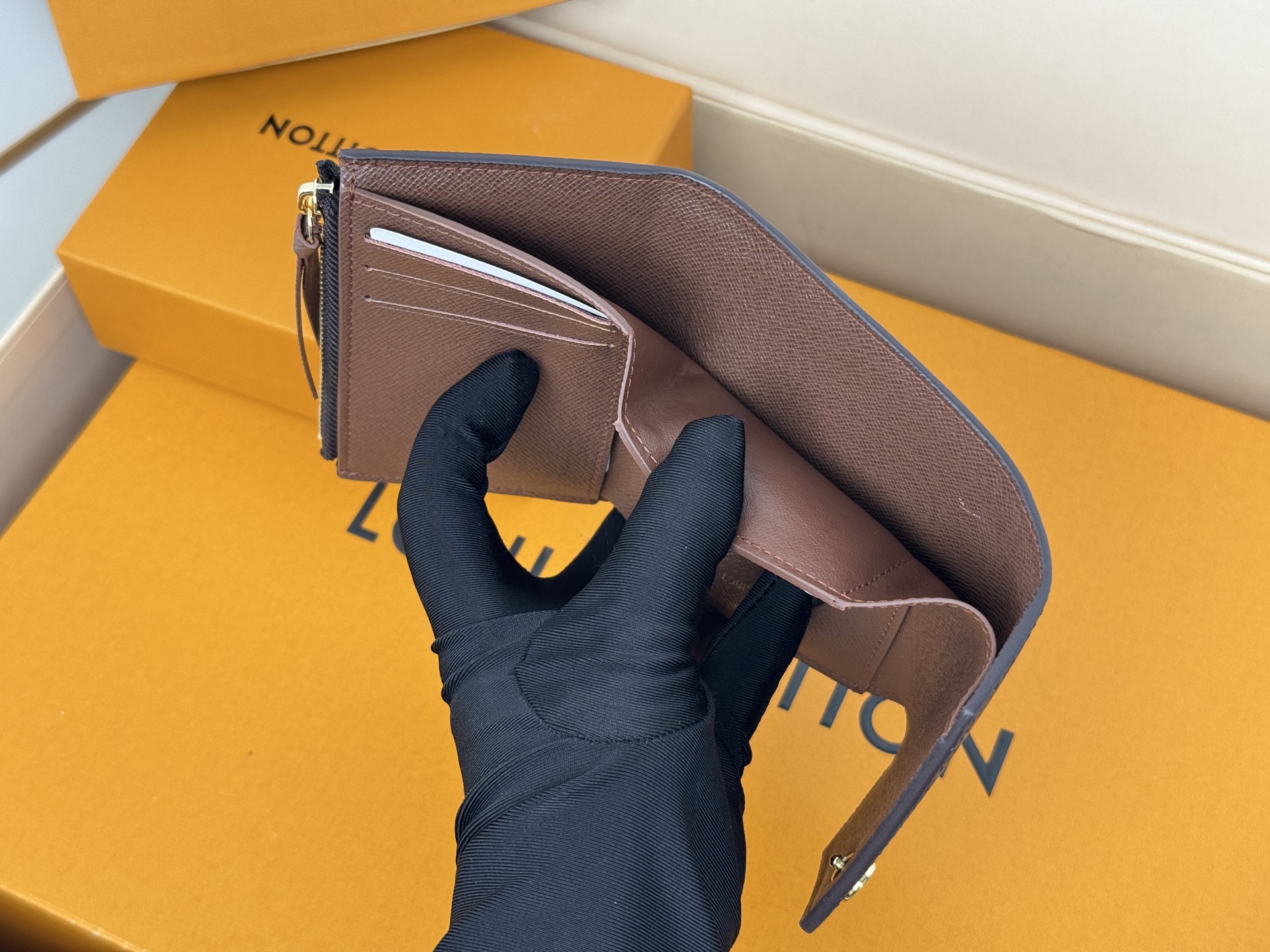 Louis Vuitton 独家背景 M62472老花棕金扣 尺寸: 12 x 9 5 x 2