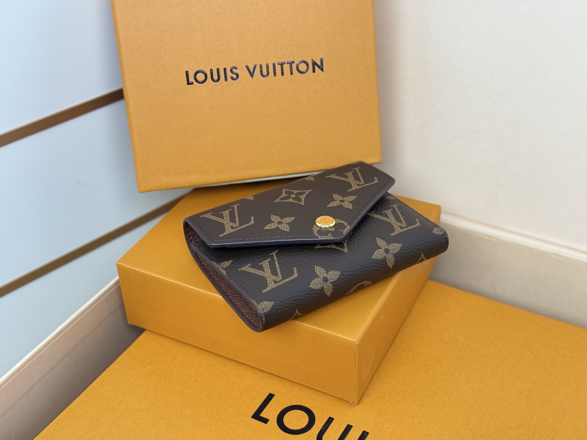 Louis Vuitton 独家背景 M62472老花棕金扣 尺寸: 12 x 9 5 x 2