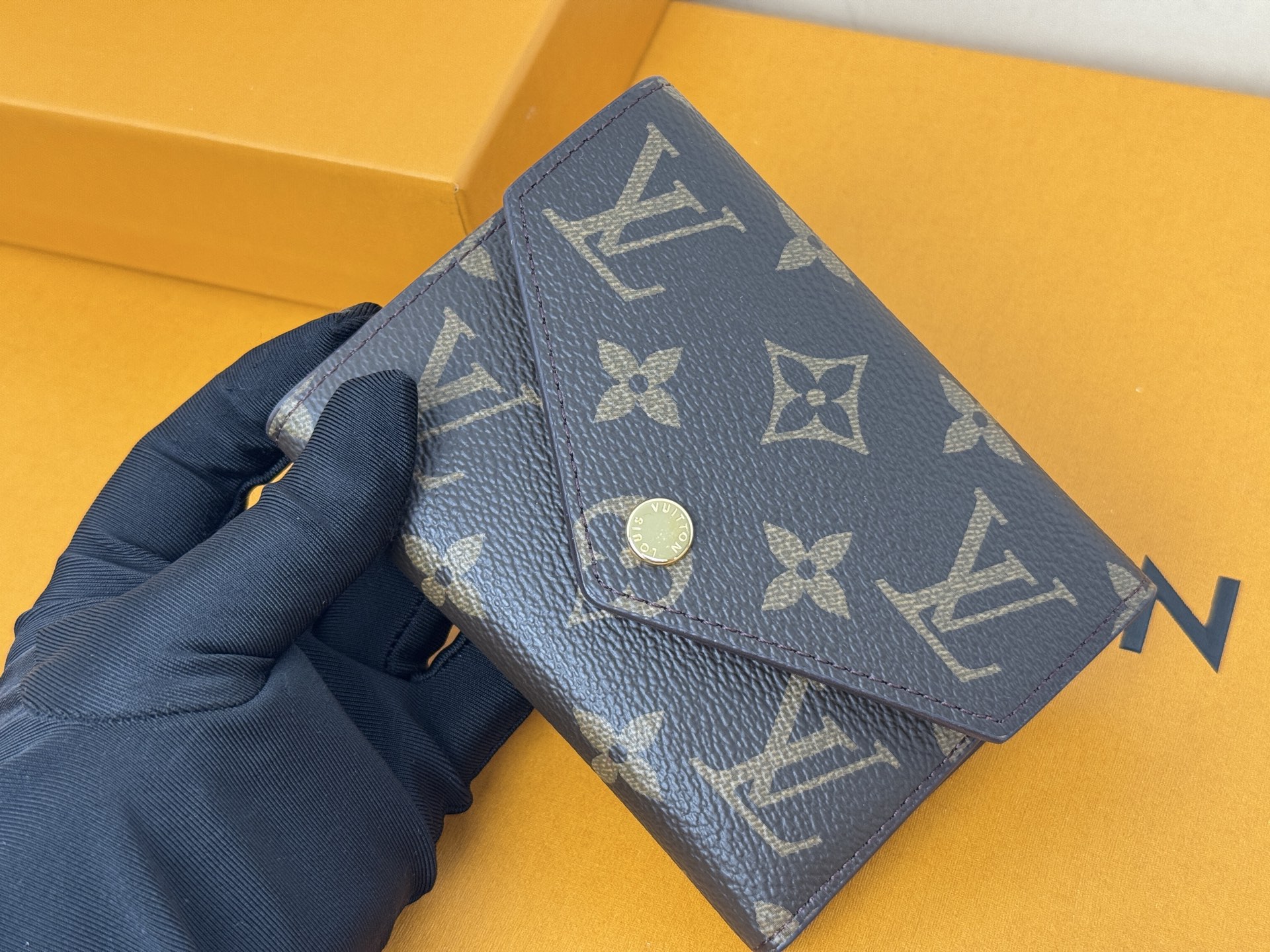 Louis Vuitton 独家背景 M62472老花棕金扣 尺寸: 12 x 9 5 x 2