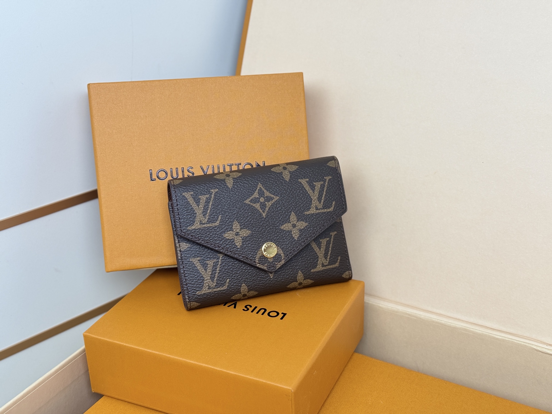 Louis Vuitton 独家背景 M62472老花棕金扣 尺寸: 12 x 9 5 x 2