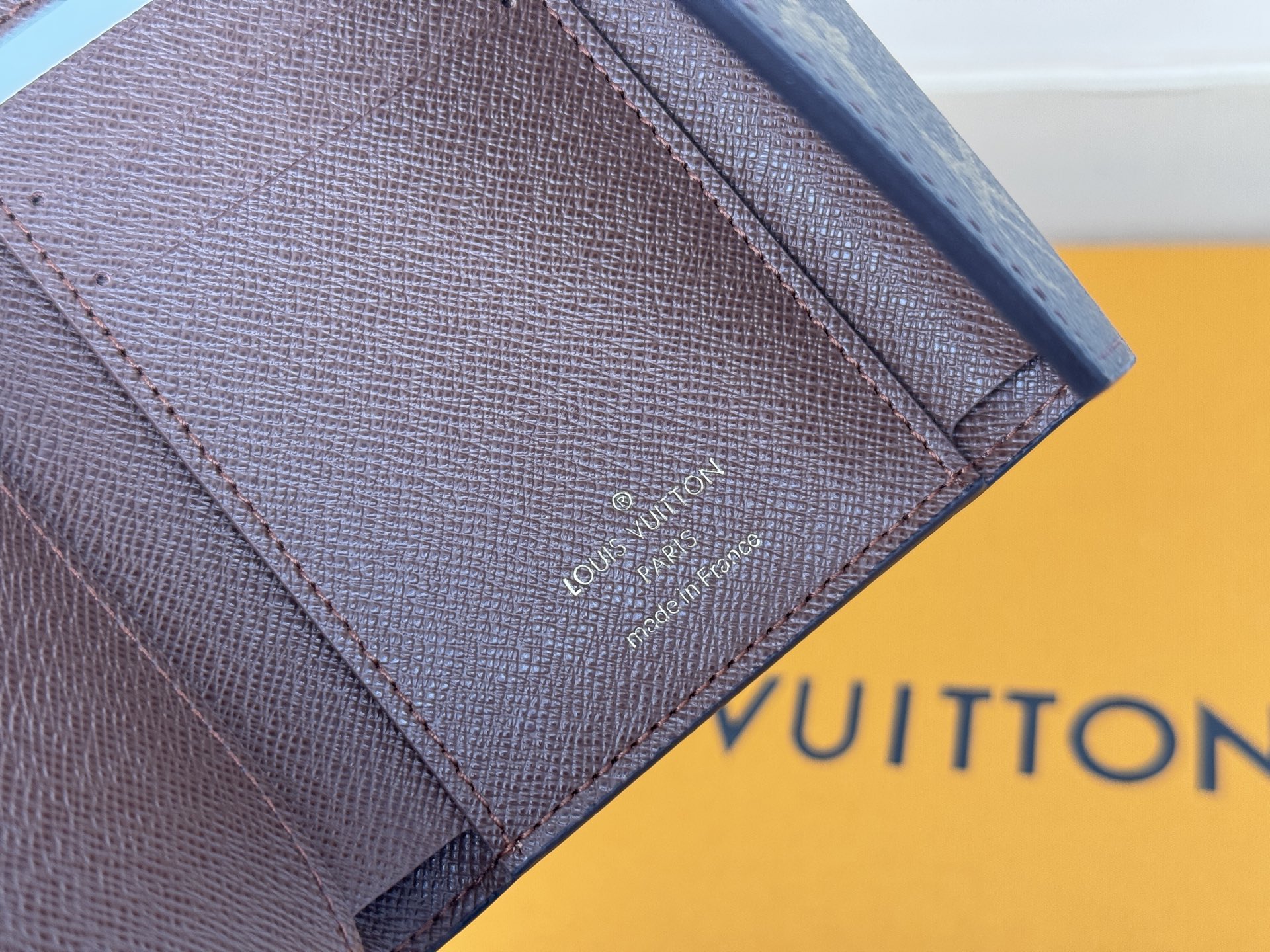 Louis Vuitton 独家背景 M62472老花棕金扣 尺寸: 12 x 9 5 x 2