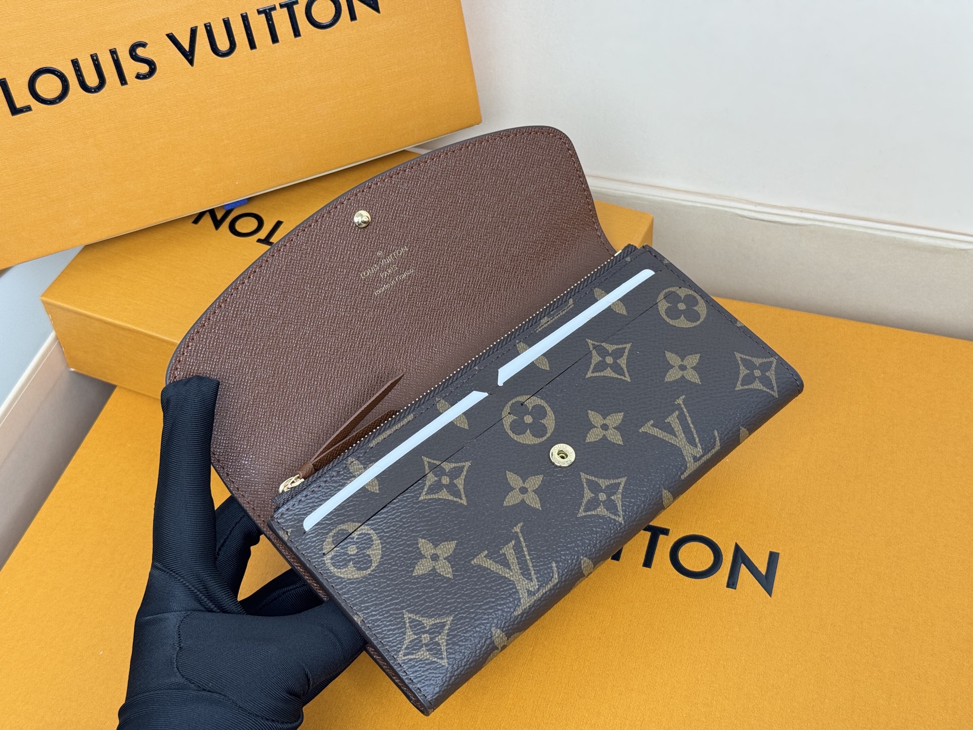 Louis Vuitton M61289老花 啡色 金扣 功能实用且设计华美的