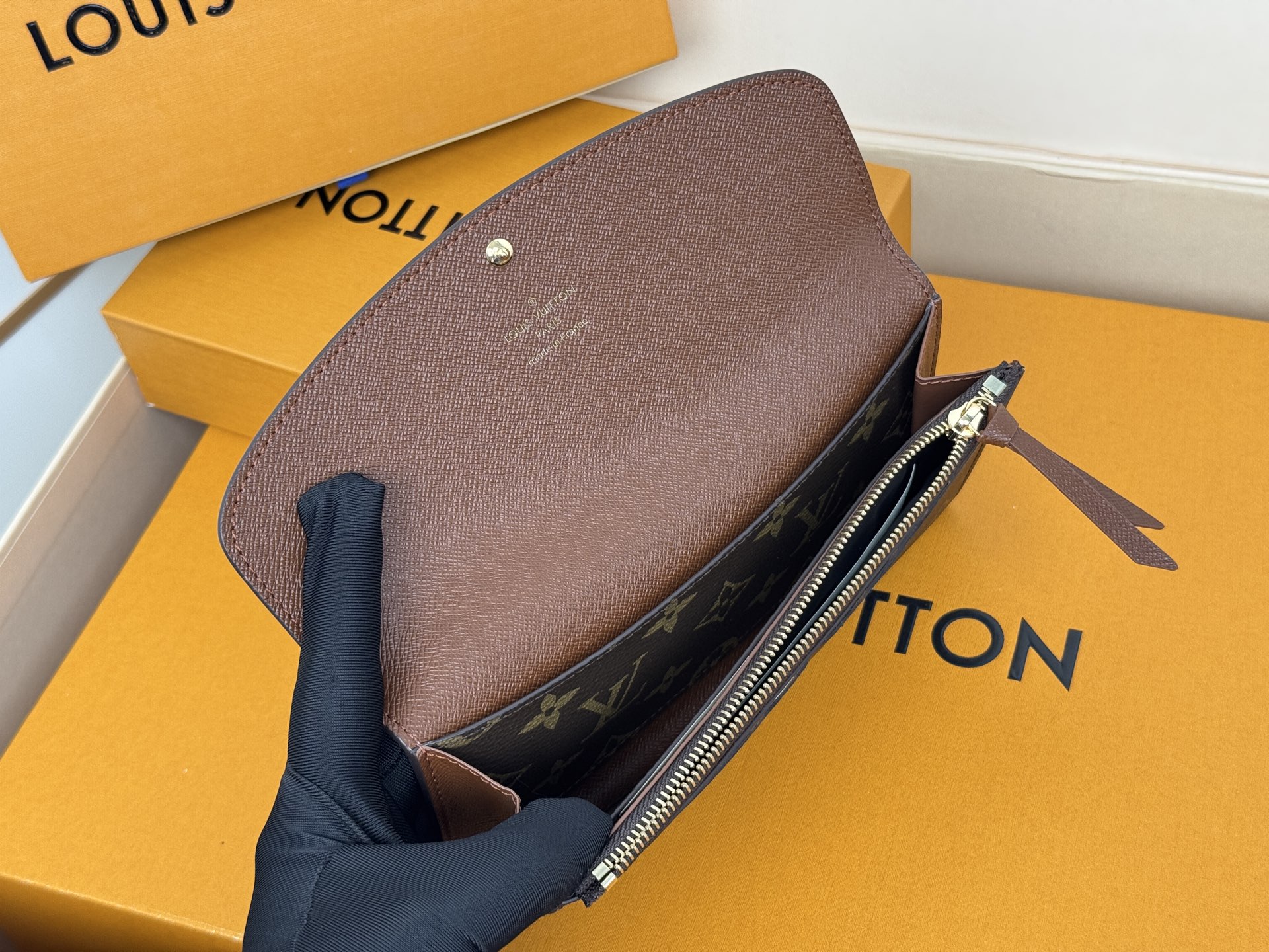 Louis Vuitton M61289老花 啡色 金扣 功能实用且设计华美的