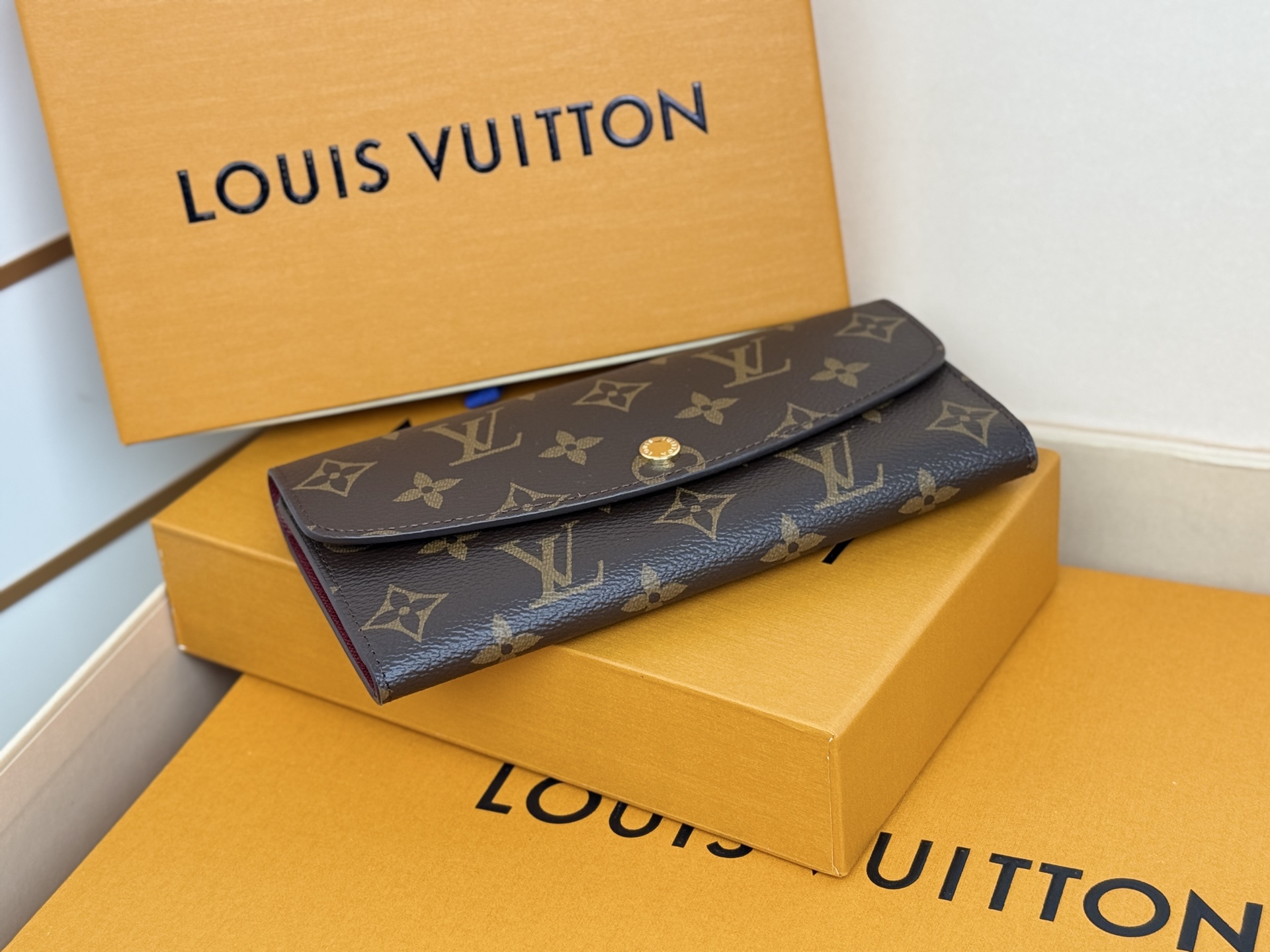 Louis Vuitton M60697 紫红 金扣 功能实用且设计华美的