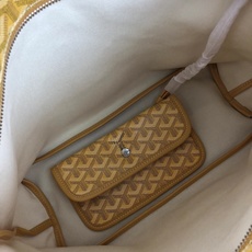 Goyard(戈雅)等待以久最新爆款。Bohème hobo流浪包出货啦!整个包型都非常适用于日常通勤的 Goyard(戈雅)等待以久最新爆款。Bohème hobo流浪包出货啦!整个包型都非常适用于日常通勤的