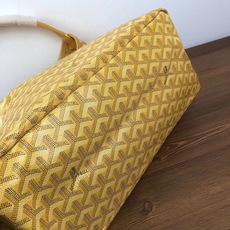Goyard(戈雅)等待以久最新爆款。Bohème hobo流浪包出货啦!整个包型都非常适用于日常通勤的 Goyard(戈雅)等待以久最新爆款。Bohème hobo流浪包出货啦!整个包型都非常适用于日常通勤的