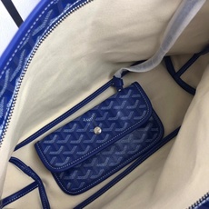 Goyard(戈雅)等待以久最新爆款。Bohème hobo流浪包出货啦!整个包型都非常适用于日常通勤的 Goyard(戈雅)等待以久最新爆款。Bohème hobo流浪包出货啦!整个包型都非常适用于日常通勤的