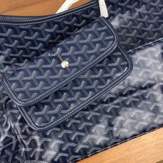 Goyard(戈雅)等待以久最新爆款。Bohème hobo流浪包出货啦!整个包型都非常适用于日常通勤的 Goyard(戈雅)等待以久最新爆款。Bohème hobo流浪包出货啦!整个包型都非常适用于日常通勤的