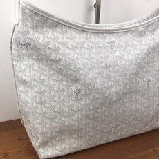 Goyard(戈雅)等待以久最新爆款。Bohème hobo流浪包出货啦!整个包型都非常适用于日常通勤的 Goyard(戈雅)等待以久最新爆款。Bohème hobo流浪包出货啦!整个包型都非常适用于日常通勤的
