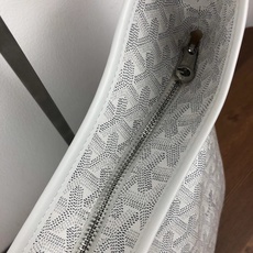 Goyard(戈雅)等待以久最新爆款。Bohème hobo流浪包出货啦!整个包型都非常适用于日常通勤的 Goyard(戈雅)等待以久最新爆款。Bohème hobo流浪包出货啦!整个包型都非常适用于日常通勤的