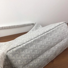 Goyard(戈雅)等待以久最新爆款。Bohème hobo流浪包出货啦!整个包型都非常适用于日常通勤的 Goyard(戈雅)等待以久最新爆款。Bohème hobo流浪包出货啦!整个包型都非常适用于日常通勤的