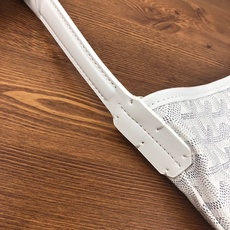 Goyard(戈雅)等待以久最新爆款。Bohème hobo流浪包出货啦!整个包型都非常适用于日常通勤的 Goyard(戈雅)等待以久最新爆款。Bohème hobo流浪包出货啦!整个包型都非常适用于日常通勤的