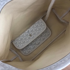 Goyard(戈雅)等待以久最新爆款。Bohème hobo流浪包出货啦!整个包型都非常适用于日常通勤的 Goyard(戈雅)等待以久最新爆款。Bohème hobo流浪包出货啦!整个包型都非常适用于日常通勤的