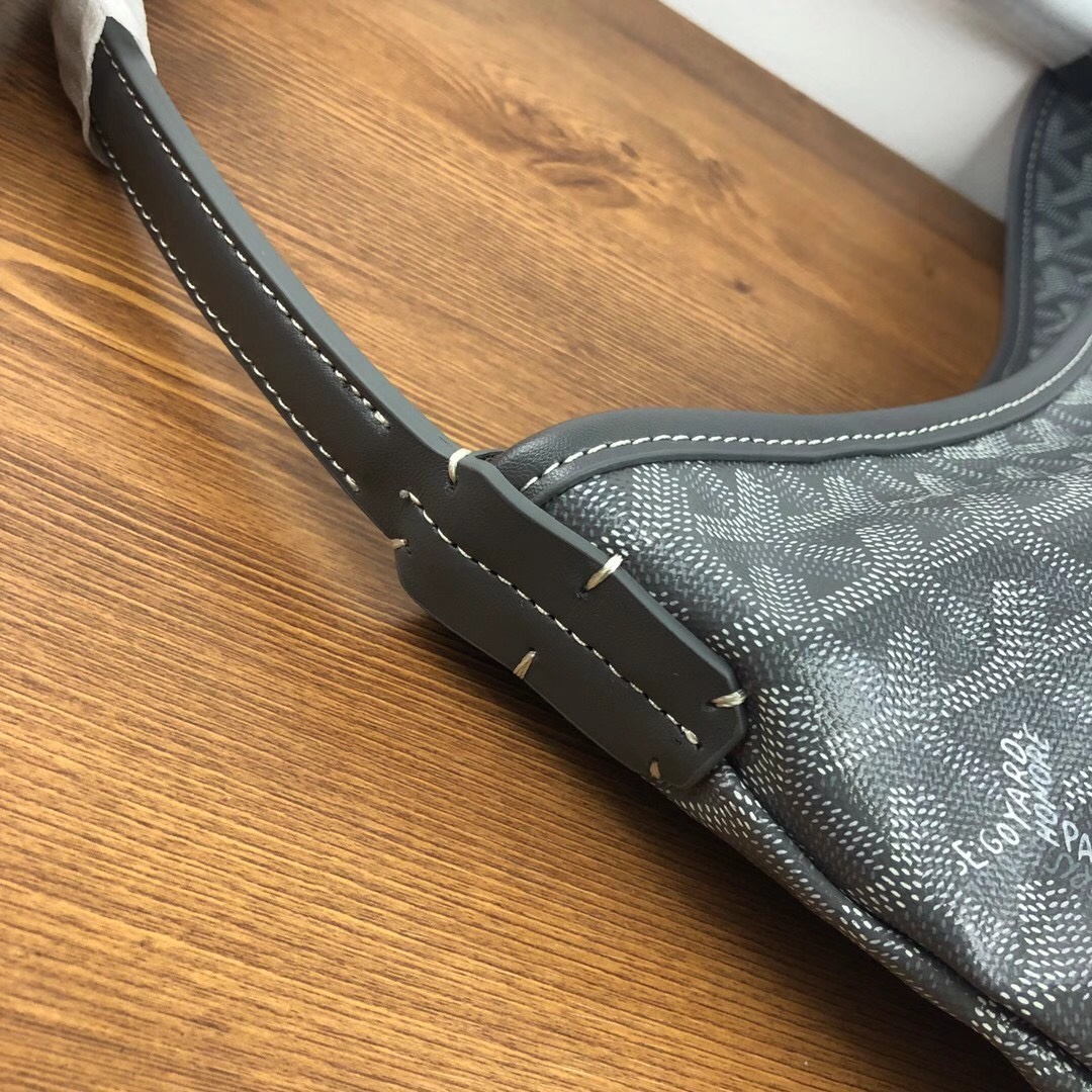 Goyard（戈雅）等待以久最新爆款。Bohème hobo流浪包出货啦！整个包型都非常适用于日常通勤的