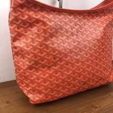 Goyard(戈雅)等待以久最新爆款。Bohème hobo流浪包出货啦!整个包型都非常适用于日常通勤的 Goyard(戈雅)等待以久最新爆款。Bohème hobo流浪包出货啦!整个包型都非常适用于日常通勤的