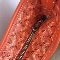 Goyard(戈雅)等待以久最新爆款。Bohème hobo流浪包出货啦!整个包型都非常适用于日常通勤的 Goyard(戈雅)等待以久最新爆款。Bohème hobo流浪包出货啦!整个包型都非常适用于日常通勤的