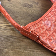 Goyard(戈雅)等待以久最新爆款。Bohème hobo流浪包出货啦!整个包型都非常适用于日常通勤的 Goyard(戈雅)等待以久最新爆款。Bohème hobo流浪包出货啦!整个包型都非常适用于日常通勤的