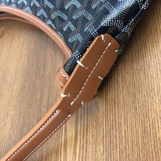Goyard(戈雅)等待以久最新爆款。Bohème hobo流浪包出货啦!整个包型都非常适用于日常通勤的 Goyard(戈雅)等待以久最新爆款。Bohème hobo流浪包出货啦!整个包型都非常适用于日常通勤的