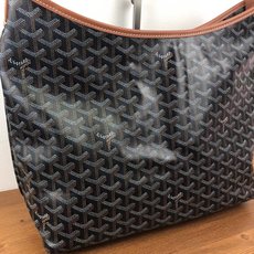 Goyard(戈雅)等待以久最新爆款。Bohème hobo流浪包出货啦!整个包型都非常适用于日常通勤的 Goyard(戈雅)等待以久最新爆款。Bohème hobo流浪包出货啦!整个包型都非常适用于日常通勤的
