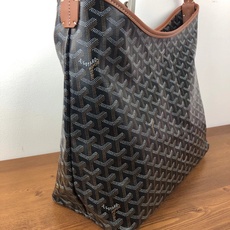 Goyard(戈雅)等待以久最新爆款。Bohème hobo流浪包出货啦!整个包型都非常适用于日常通勤的 Goyard(戈雅)等待以久最新爆款。Bohème hobo流浪包出货啦!整个包型都非常适用于日常通勤的