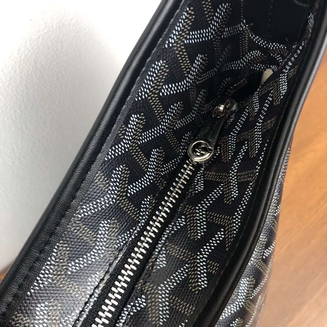 Goyard（戈雅）等待以久最新爆款。Bohème hobo流浪包出货啦！整个包型都非常适用于日常通勤的