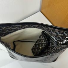 Goyard 新款mini Bohème Hobo腋下包出货啦,迷你包是轻巧、灵活和安全的缩影,这要归功 Goyard 新款mini Bohème Hobo腋下包出货啦,迷你包是轻巧、灵活和安全的缩影,这要归功