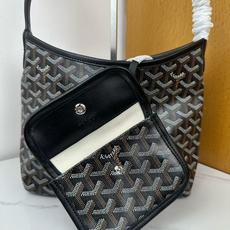 Goyard 新款mini Bohème Hobo腋下包出货啦,迷你包是轻巧、灵活和安全的缩影,这要归功 Goyard 新款mini Bohème Hobo腋下包出货啦,迷你包是轻巧、灵活和安全的缩影,这要归功