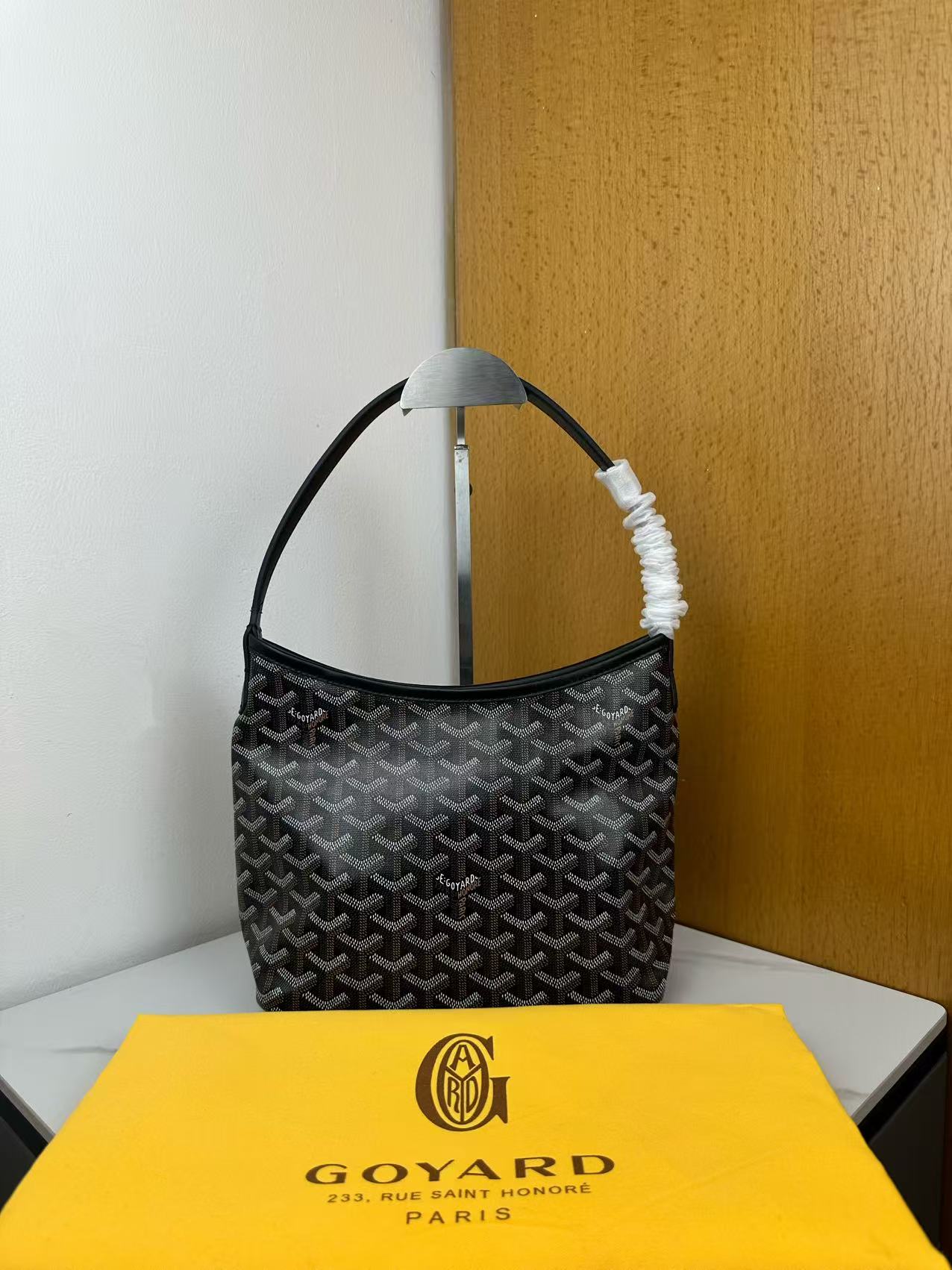 Goyard 新款mini Bohème Hobo腋下包出货啦，迷你包是轻巧、灵活和安全的缩影，这要归功