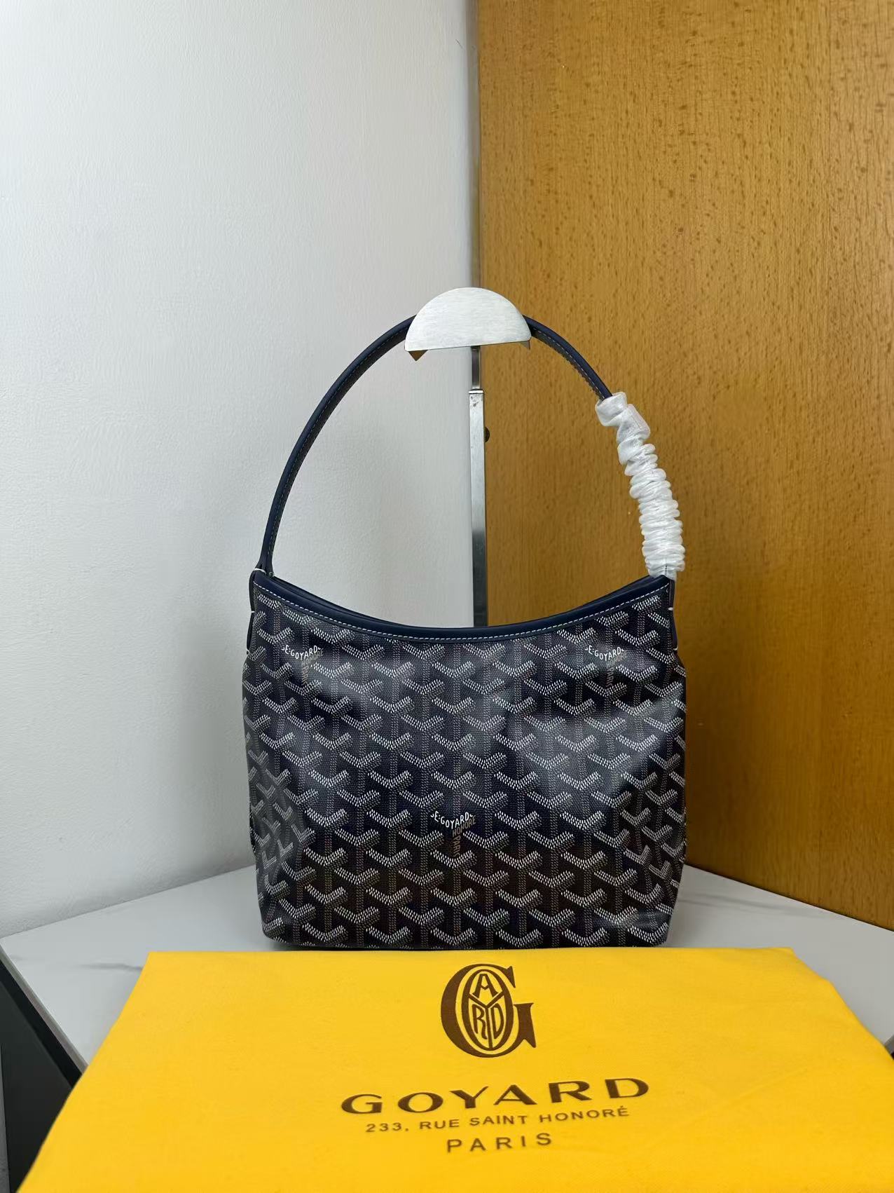Goyard 新款mini Bohème Hobo腋下包出货啦，迷你包是轻巧、灵活和安全的缩影，这要归功