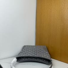 Goyard 新款mini Bohème Hobo腋下包出货啦,迷你包是轻巧、灵活和安全的缩影,这要归功 Goyard 新款mini Bohème Hobo腋下包出货啦,迷你包是轻巧、灵活和安全的缩影,这要归功