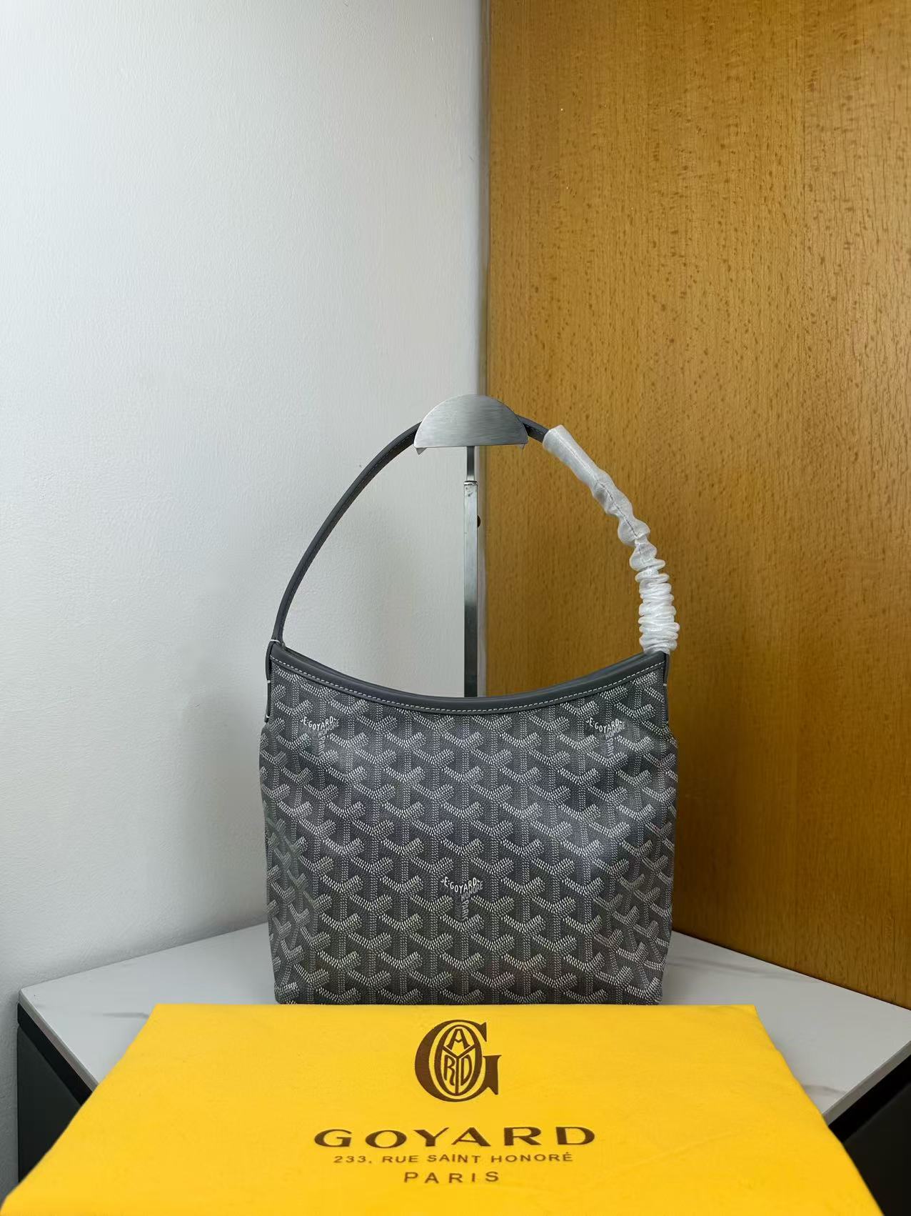 Goyard 新款mini Bohème Hobo腋下包出货啦，迷你包是轻巧、灵活和安全的缩影，这要归功
