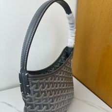 Goyard 新款mini Bohème Hobo腋下包出货啦,迷你包是轻巧、灵活和安全的缩影,这要归功 Goyard 新款mini Bohème Hobo腋下包出货啦,迷你包是轻巧、灵活和安全的缩影,这要归功