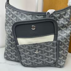 Goyard 新款mini Bohème Hobo腋下包出货啦,迷你包是轻巧、灵活和安全的缩影,这要归功 Goyard 新款mini Bohème Hobo腋下包出货啦,迷你包是轻巧、灵活和安全的缩影,这要归功