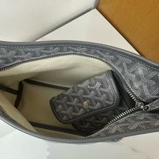 Goyard 新款mini Bohème Hobo腋下包出货啦,迷你包是轻巧、灵活和安全的缩影,这要归功 Goyard 新款mini Bohème Hobo腋下包出货啦,迷你包是轻巧、灵活和安全的缩影,这要归功