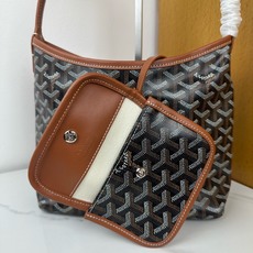 Goyard 新款mini Bohème Hobo腋下包出货啦,迷你包是轻巧、灵活和安全的缩影,这要归功 Goyard 新款mini Bohème Hobo腋下包出货啦,迷你包是轻巧、灵活和安全的缩影,这要归功