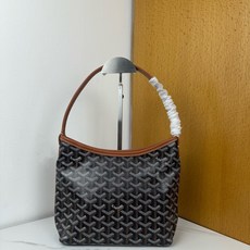 Goyard 新款mini Bohème Hobo腋下包出货啦,迷你包是轻巧、灵活和安全的缩影,这要归功 Goyard 新款mini Bohème Hobo腋下包出货啦,迷你包是轻巧、灵活和安全的缩影,这要归功