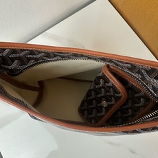 Goyard 新款mini Bohème Hobo腋下包出货啦,迷你包是轻巧、灵活和安全的缩影,这要归功 Goyard 新款mini Bohème Hobo腋下包出货啦,迷你包是轻巧、灵活和安全的缩影,这要归功