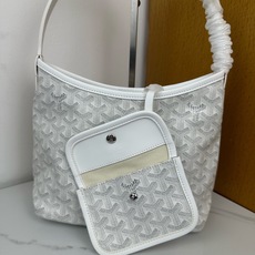 Goyard 新款mini Bohème Hobo腋下包出货啦,迷你包是轻巧、灵活和安全的缩影,这要归功 Goyard 新款mini Bohème Hobo腋下包出货啦,迷你包是轻巧、灵活和安全的缩影,这要归功