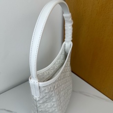 Goyard 新款mini Bohème Hobo腋下包出货啦,迷你包是轻巧、灵活和安全的缩影,这要归功 Goyard 新款mini Bohème Hobo腋下包出货啦,迷你包是轻巧、灵活和安全的缩影,这要归功