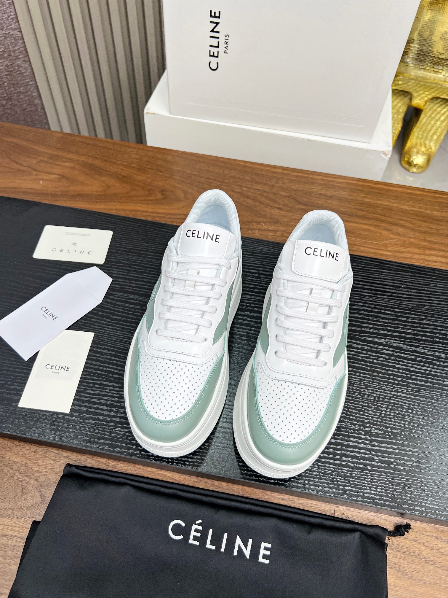 NO:226380,Thickness CELINE. celine Block Triomphe sneakers BLOCK TRIOMPHE cowhide leather wedge sneakers thick sole white shoes. The back top and side imprint CELINE logo thick sole bread shoes are simple and comfortable, clean and neat, and increase the height and make your legs thin. Whether you are wearing it alone or with wide-leg pants, you can make it together in high street and retro CELINE girls Size 35-40, casual shoes/sports shoes, celine, celine, sneakers, cowhide19860909厚薄 CELINE.年celine赛琳Block Triomphe 运动鞋 BLOCK TRIOMPHE牛皮革坡跟运动鞋厚底小白鞋 鞋后帮和侧面压印CELINE标志厚底面包鞋简单舒服,干净利落,增高显腿细无论是单穿还是搭配阔腿裤,高街又复古一起来做 CELINE女孩 尺码35-40,休闲鞋/运动鞋,celine,celine,sneakers,cowhide,Women's Shoes